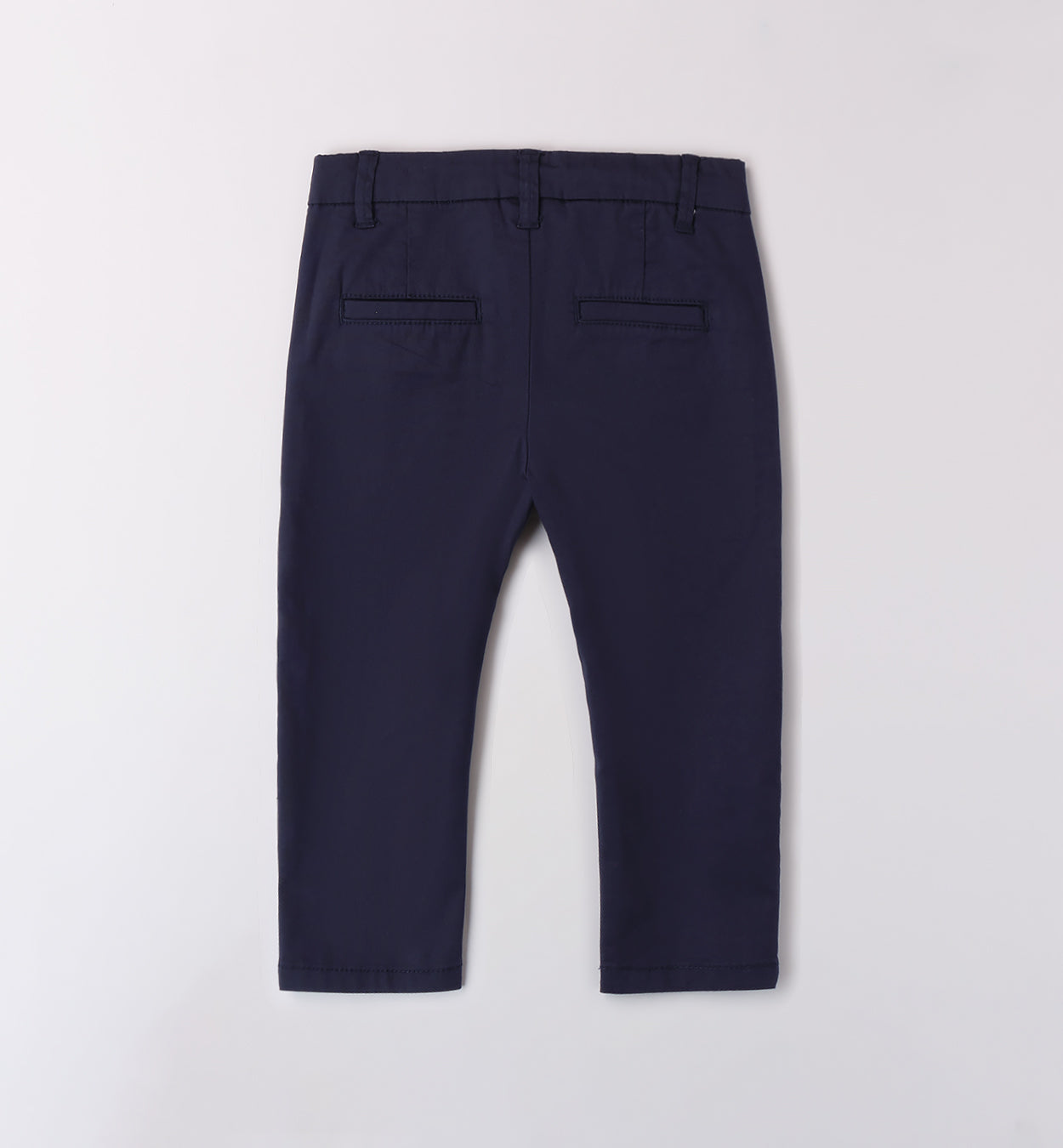 Gilet in maglia, camicia bianca e pantaloni navy per bambino, abbigliamento elegante cerimonia.