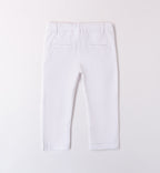Cardigan blu, camicia a righe e pantalone bianco per bambino, abbigliamento casual chic primaverile.