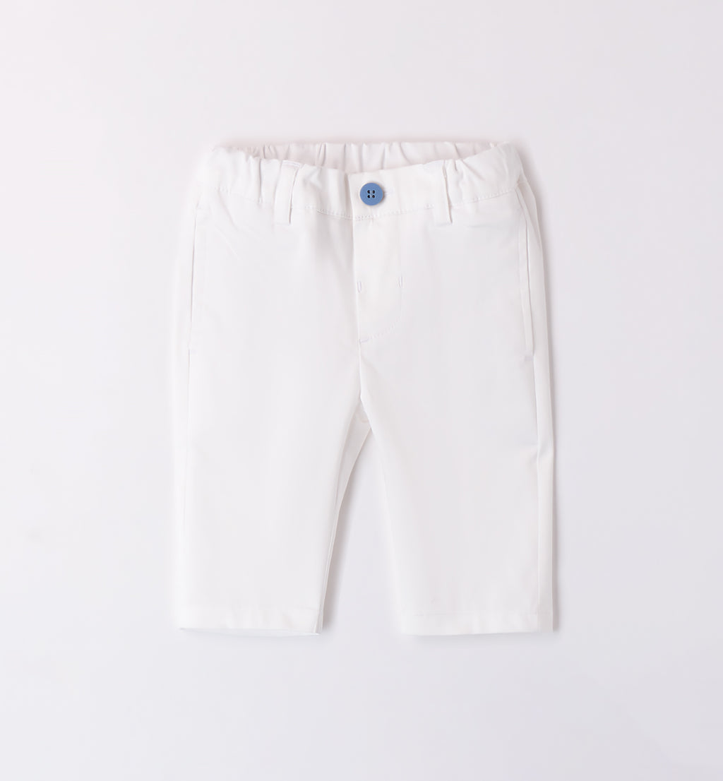 Pantaloni bianchi eleganti per bambino con elastico e bottone blu

