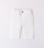 Pantaloni bianchi eleganti per bambino con elastico e bottone blu

