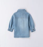 Completo primavera bambino con camicia jeans, maglietta con stampa amici inseparabili e pantaloni blu navy.

