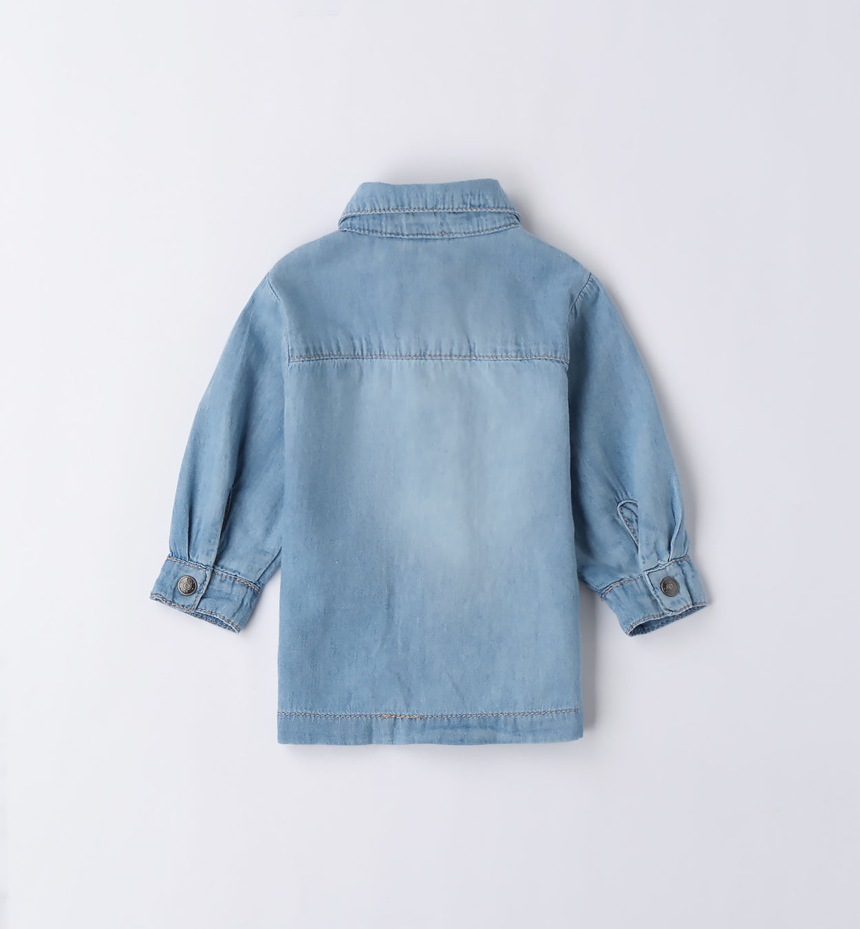Completo primavera bambino con camicia jeans, maglietta con stampa amici inseparabili e pantaloni blu navy.

