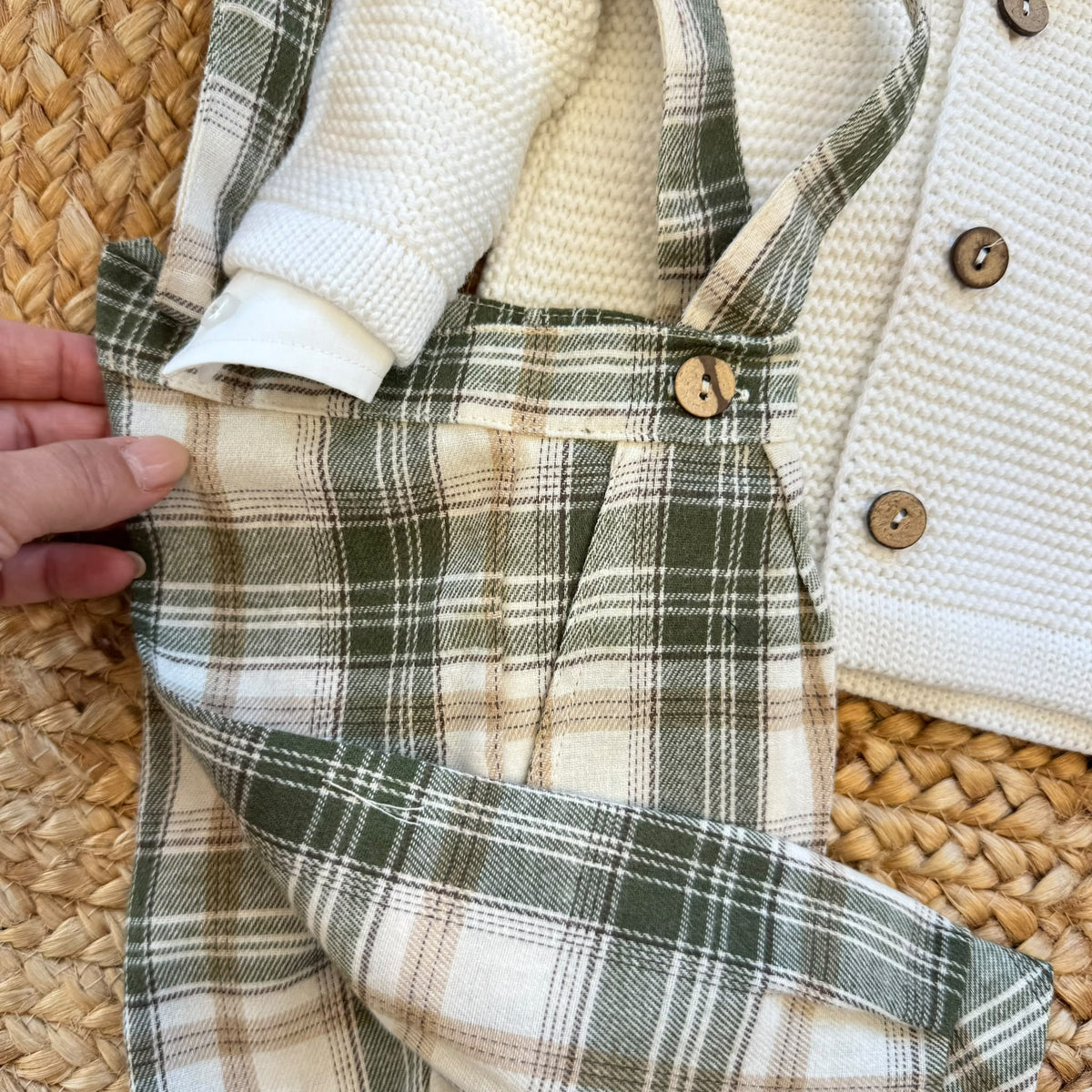 Completo battesimo bimbo con cardigan bianco e salopette scozzese verde