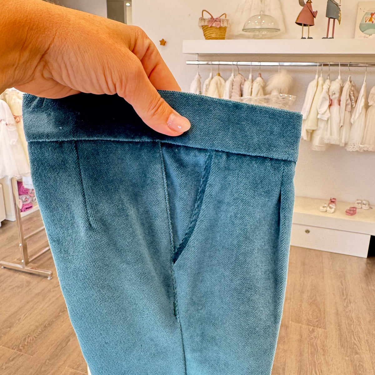 Completo battesimo bimbo con cardigan panna, pantaloni verde petrolio e papillon