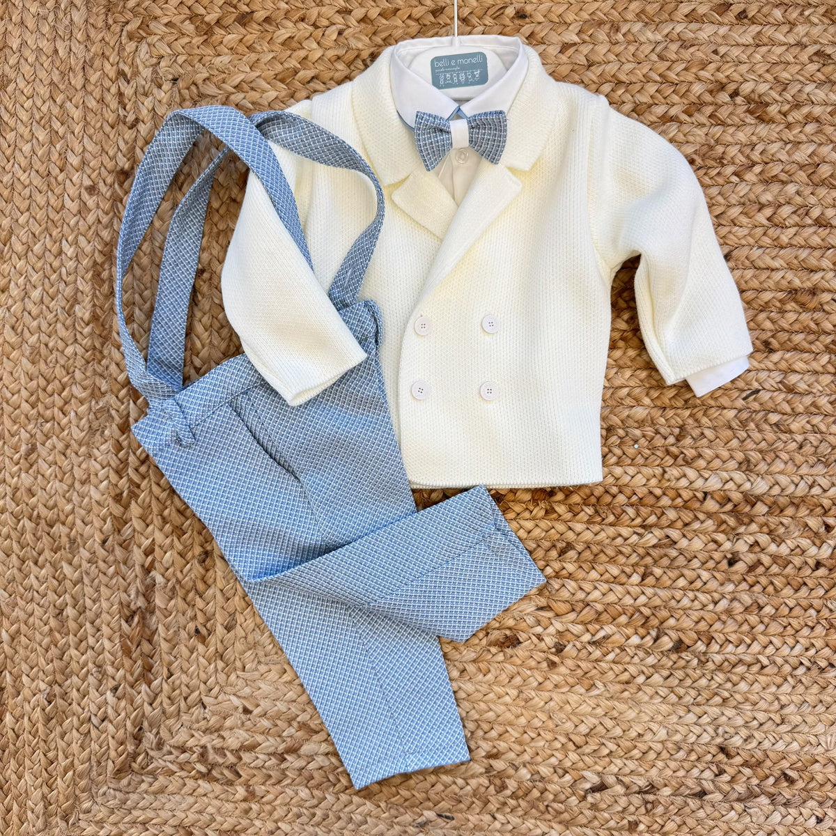Completo battesimo bimbo azzurro e avorio con cardigan doppiopetto, pantalone con bretelle e papillon