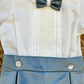 Completo battesimo bimbo azzurro polvere e bianco con camicia ricamata, pantaloncino a palloncino in velluto e papillon coordinato.