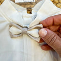 Dettaglio camicia bianca con nervature verticali del completo cerimonia bimbo
