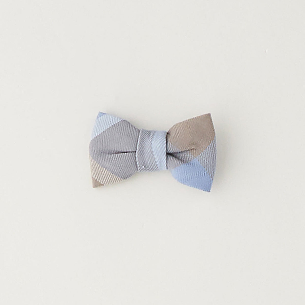 Papillon bimbo a quadri azzurro e beige, accessorio elegante per Battesimo e cerimonia.
