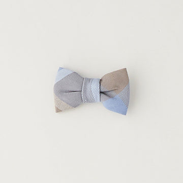 Papillon bimbo a quadri azzurro e beige, accessorio elegante per Battesimo e cerimonia.
