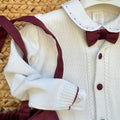 Dettaglio completo Battesimo bimbo bianco e bordeaux con cardigan in misto lana e papillon.