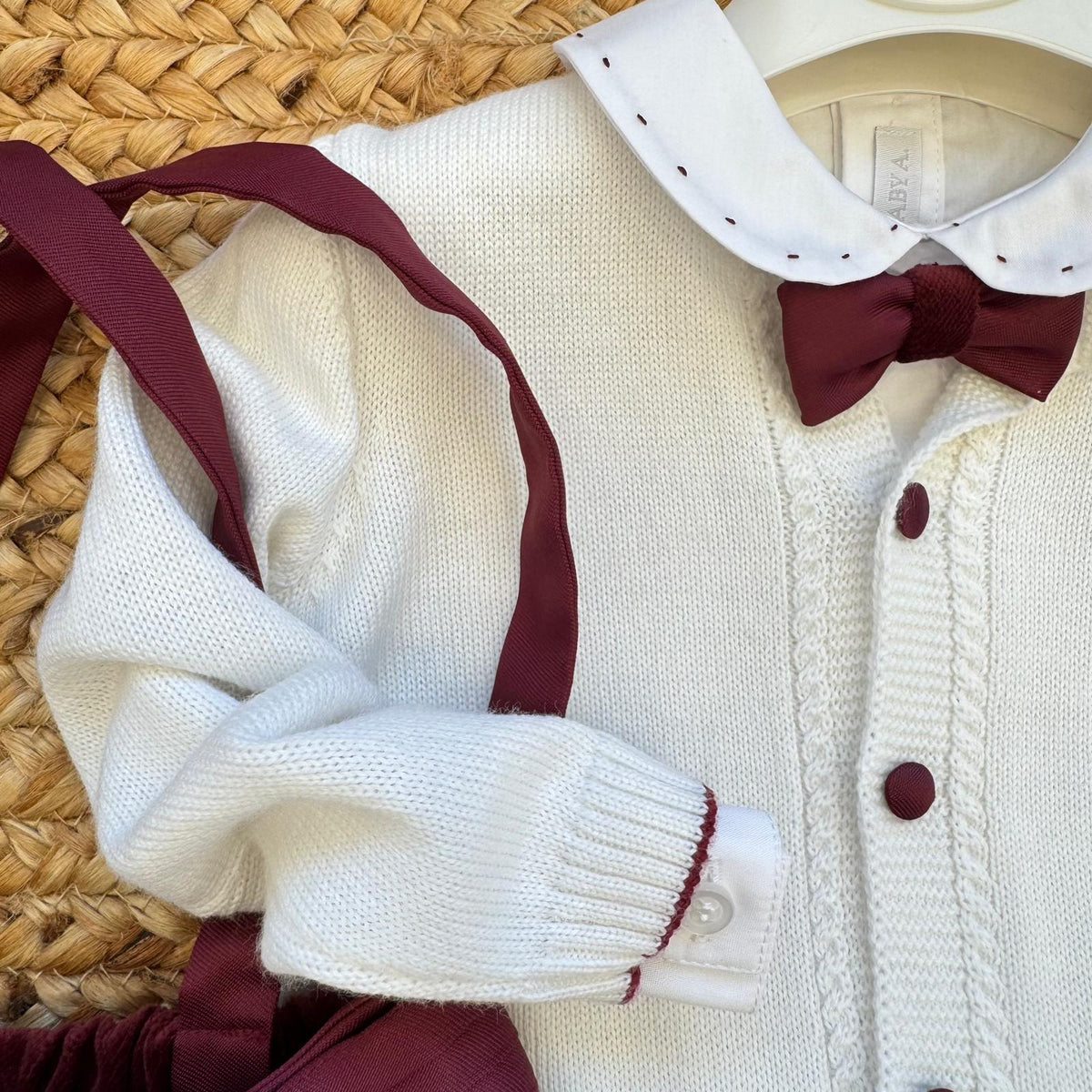 Dettaglio completo Battesimo bimbo bianco e bordeaux con cardigan in misto lana e papillon.