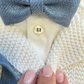 Completo battesimo bimbo con cardigan bianco, camicia, salopette azzurra e papillon