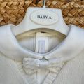 Completo battesimo bimbo panna con cardigan, camicia bianca, salopette corta e papillon
