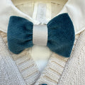 Completo battesimo bimbo beige e verde petrolio con cardigan, camicia, papillon, pantalone corto e bretelle.