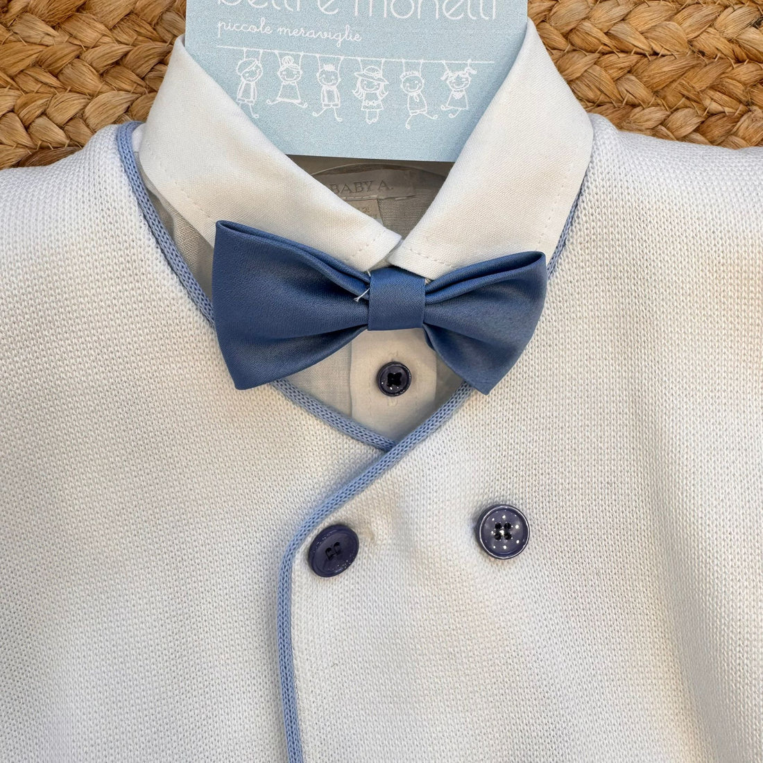 completo battesimo neonato lino e cotone con giacca doppiopetto e papillon blu