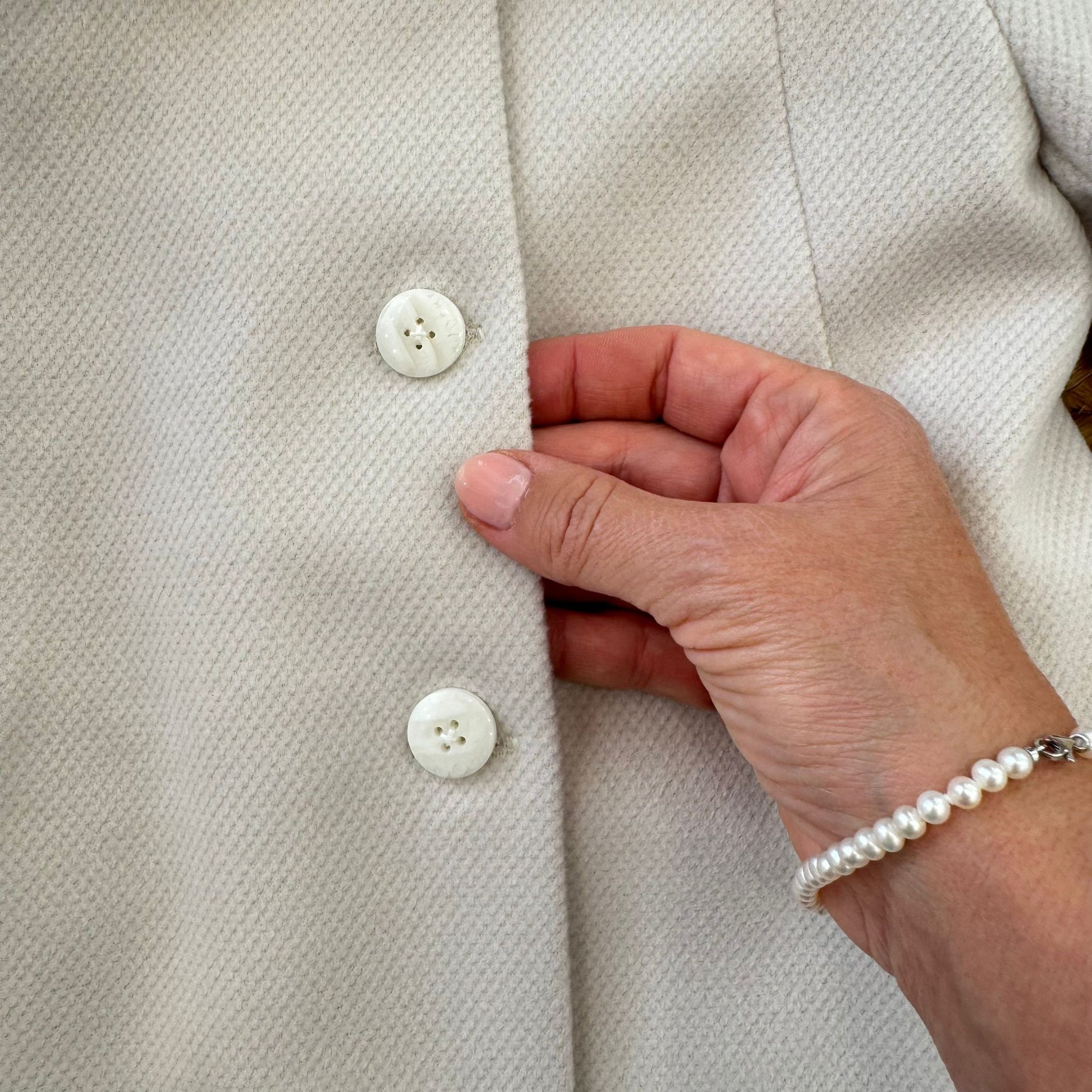 particolare bottoni madreperla cappottino bimba