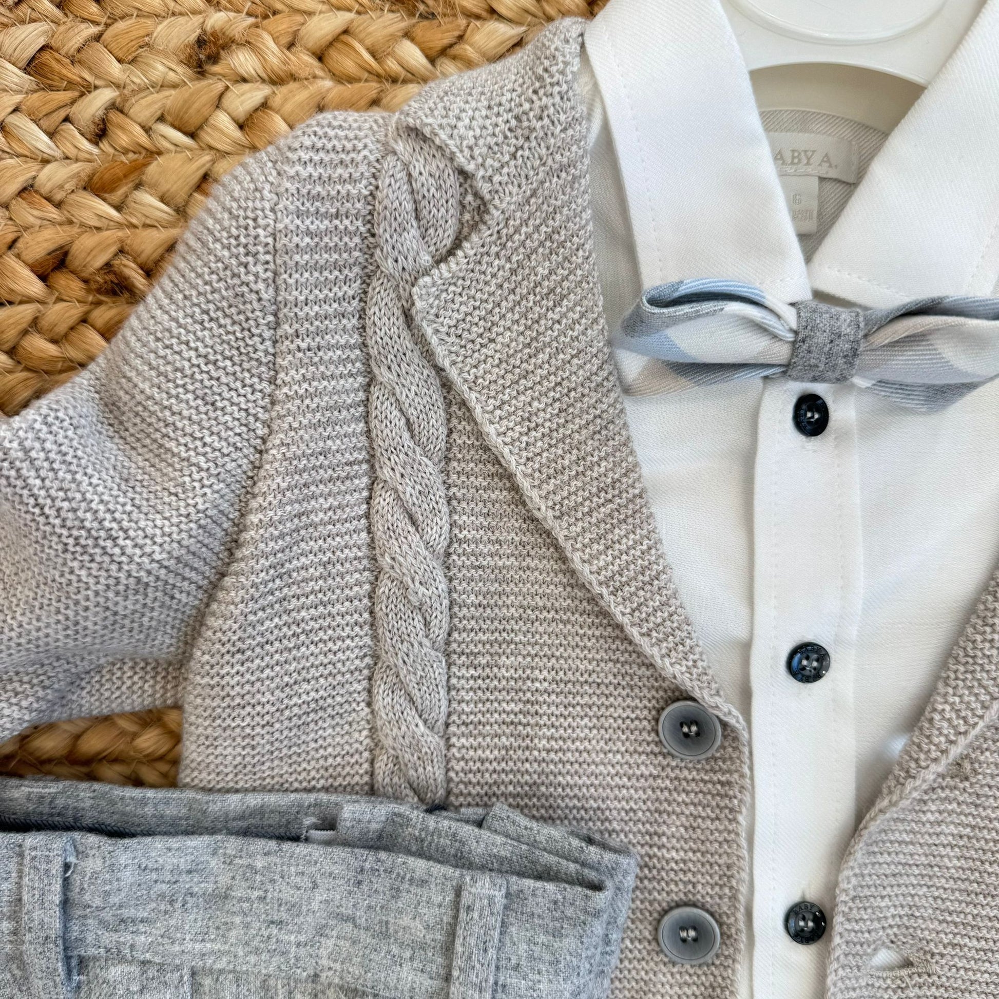 particolare cardigan grigio perla e papillon coordinato