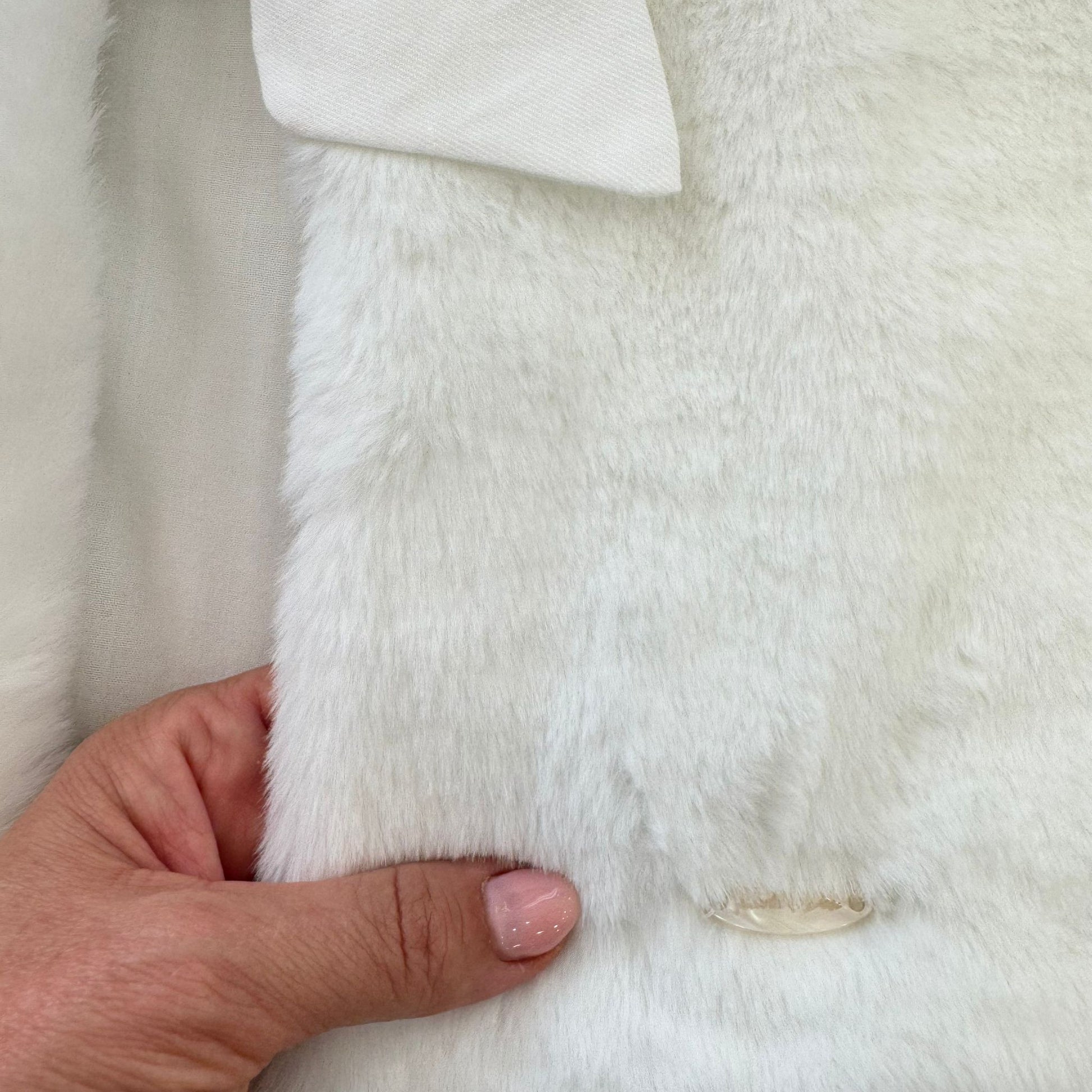 particolare chiusura frontale e cappuccio in eco pelliccia