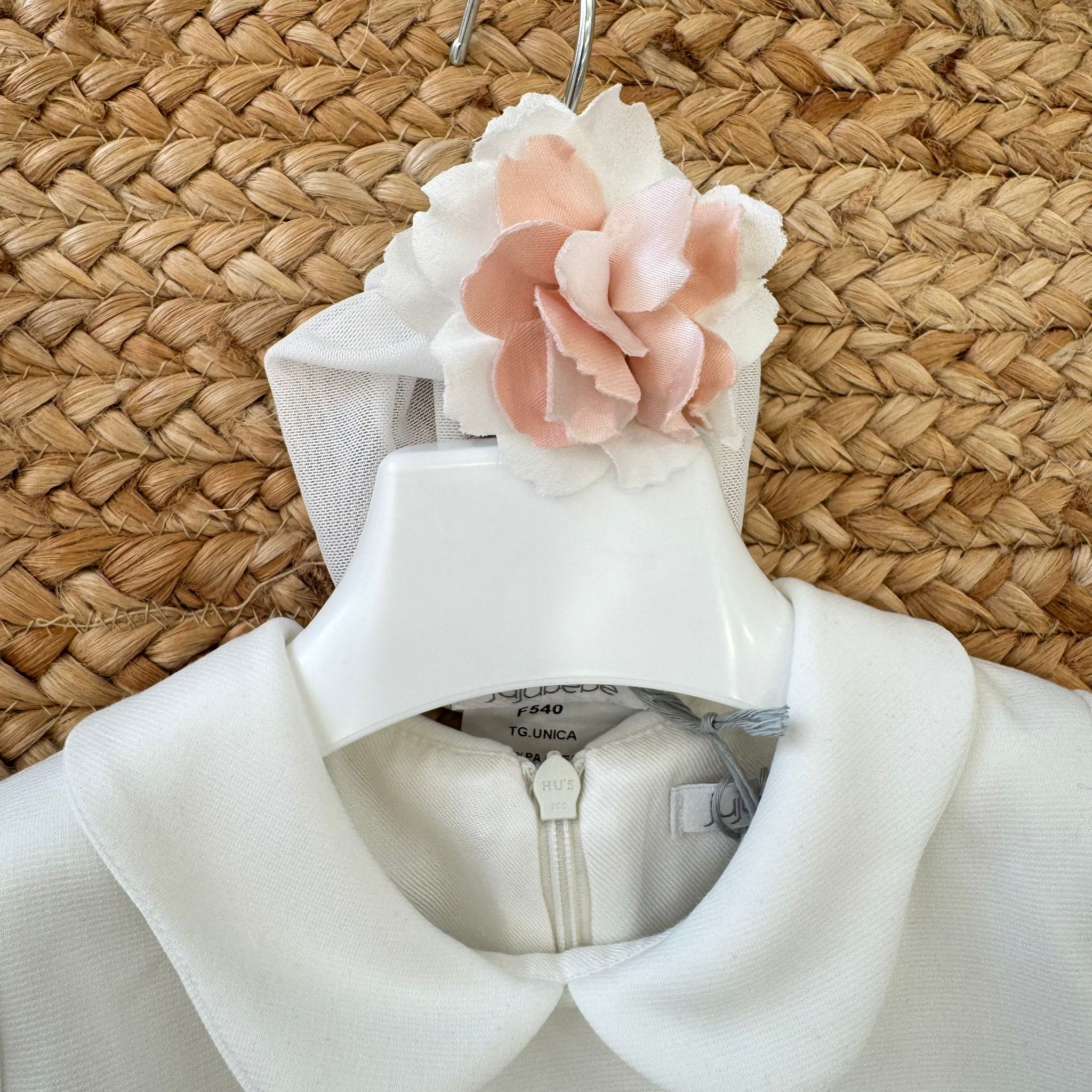 particolare fascia con fiore rosa cipria