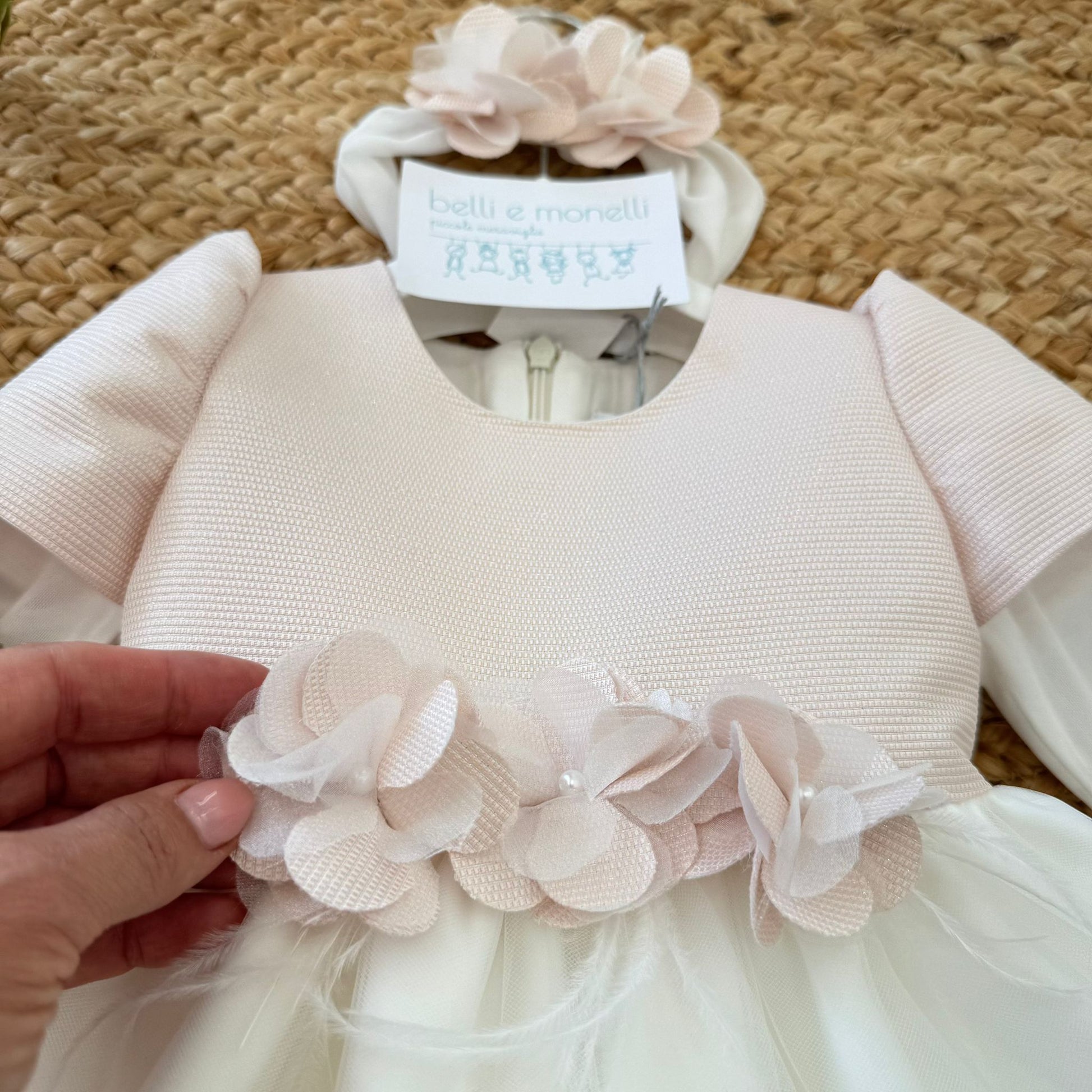 particolare fiocco posteriore rosa cipria