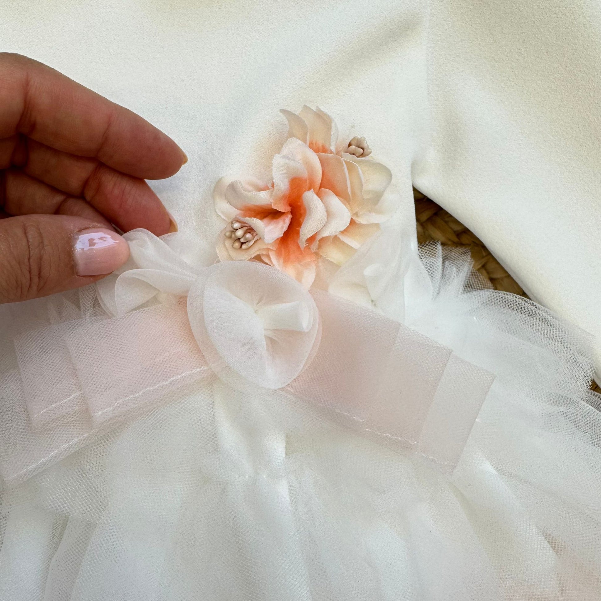 particolare gonna a balze in tulle rosa pesca abito battesimo