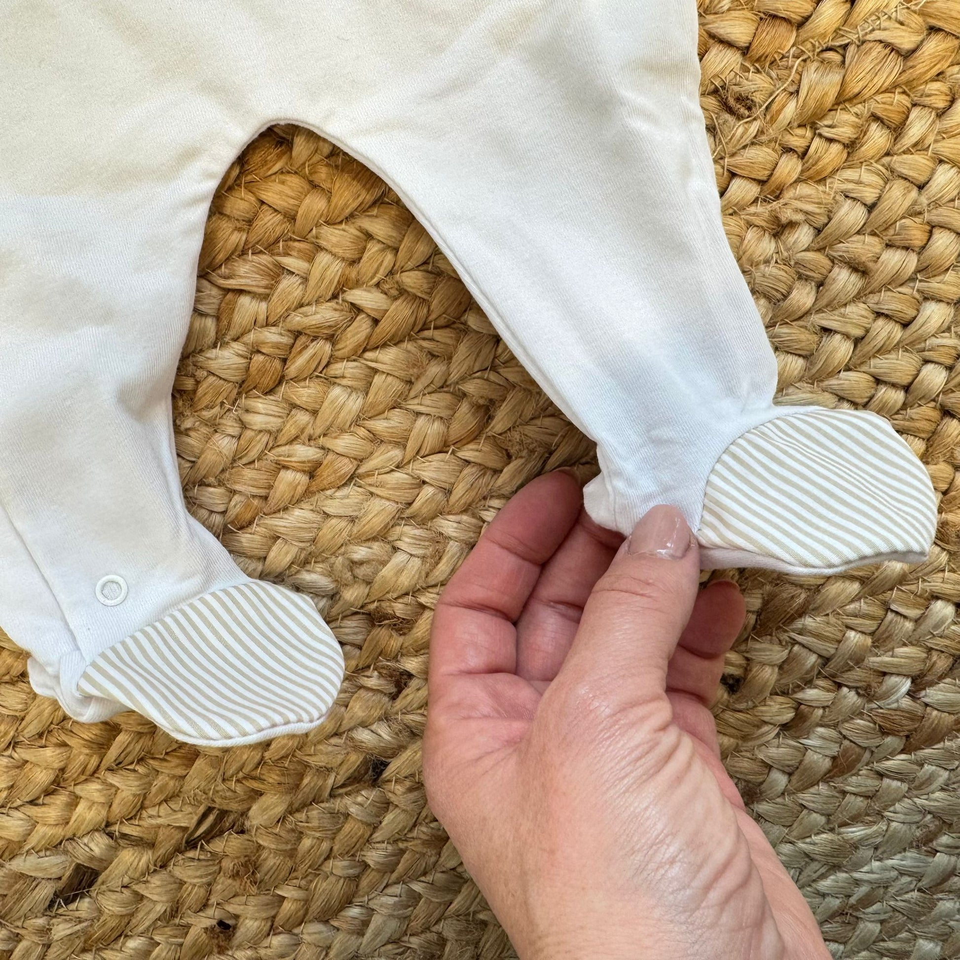 dettaglio piedini con inserto rigato beige