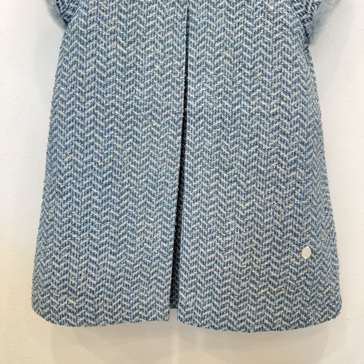 Abito bimba azzurro bouclé con colletto morbido e maniche corte.