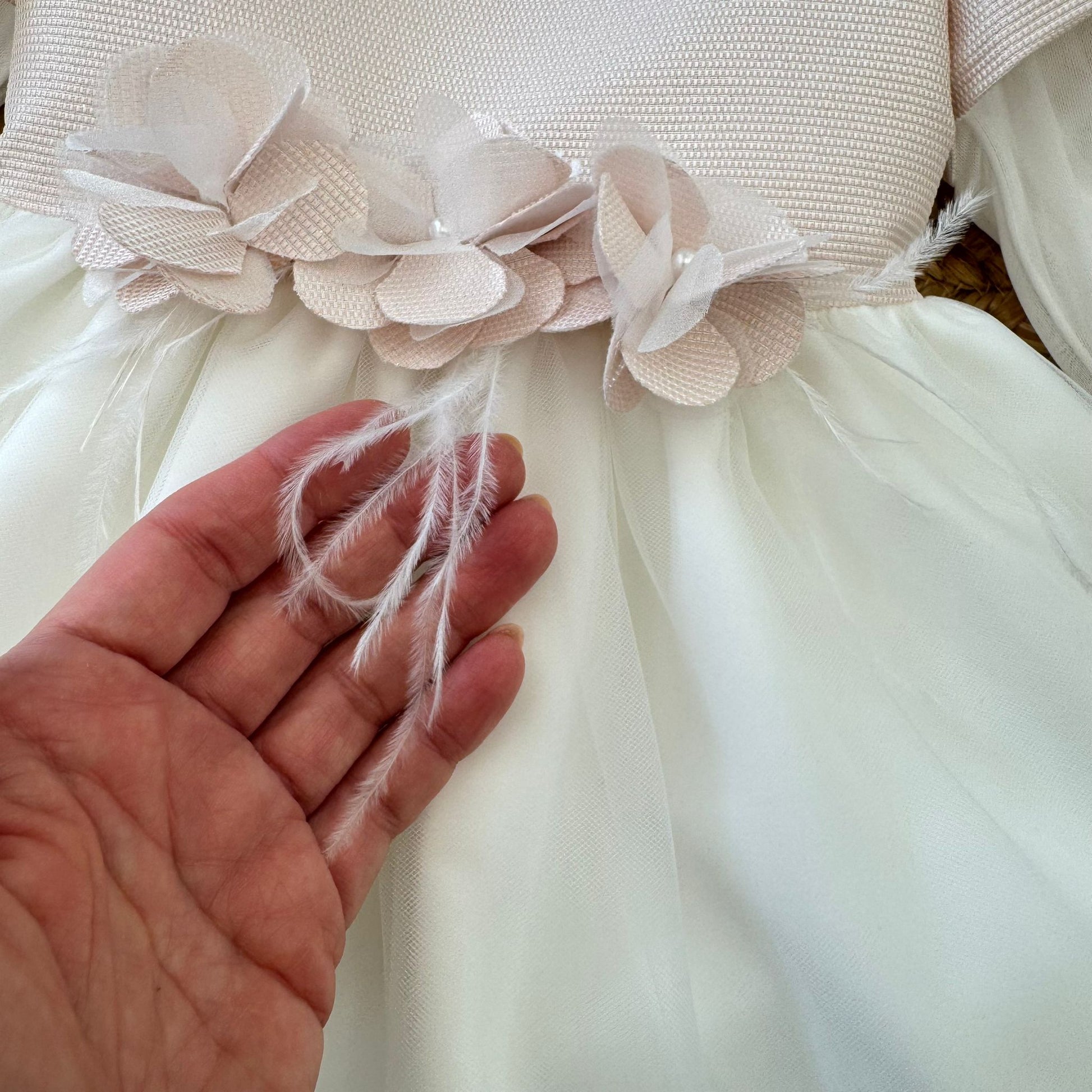 piume decorative su gonna in tulle panna