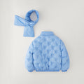 Bambina con giubbotto celeste imbottito e sciarpa coordinata con maxi fiocco