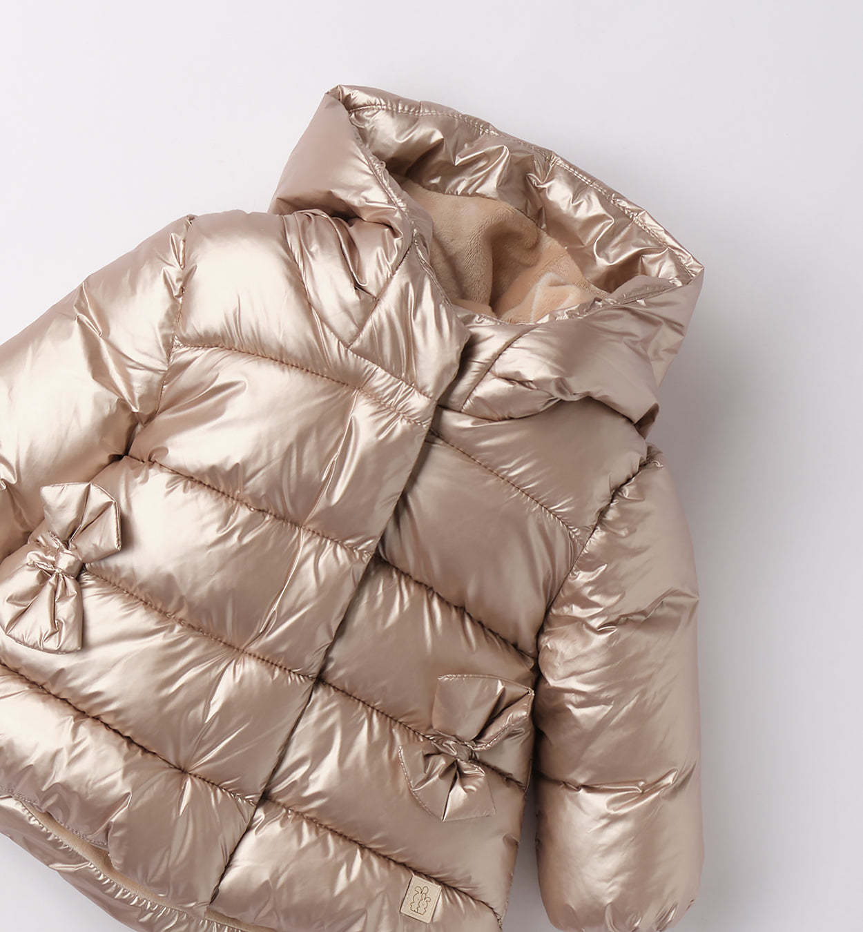 piumino oro con fiocchi per neonata dettaglio