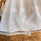 Fondo dell’abito con pizzo ricamato bianco