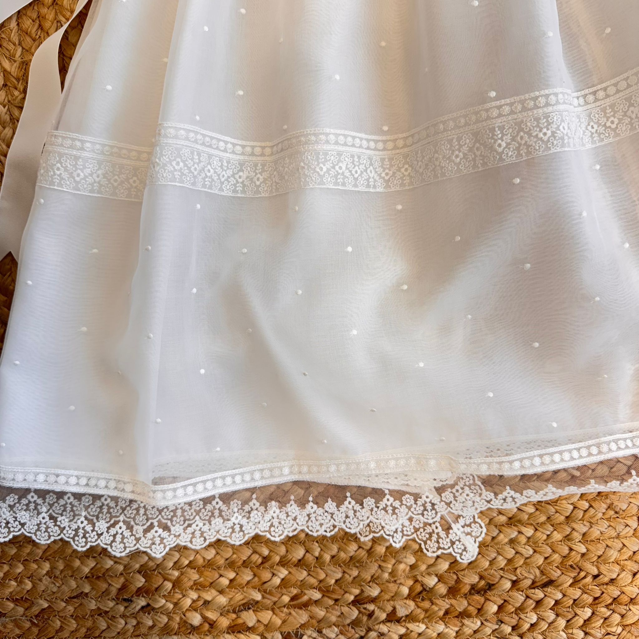 Fondo dell’abito con pizzo ricamato bianco