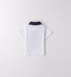 Salopette blu con camicia bianca per bambino, abbigliamento casual chic.