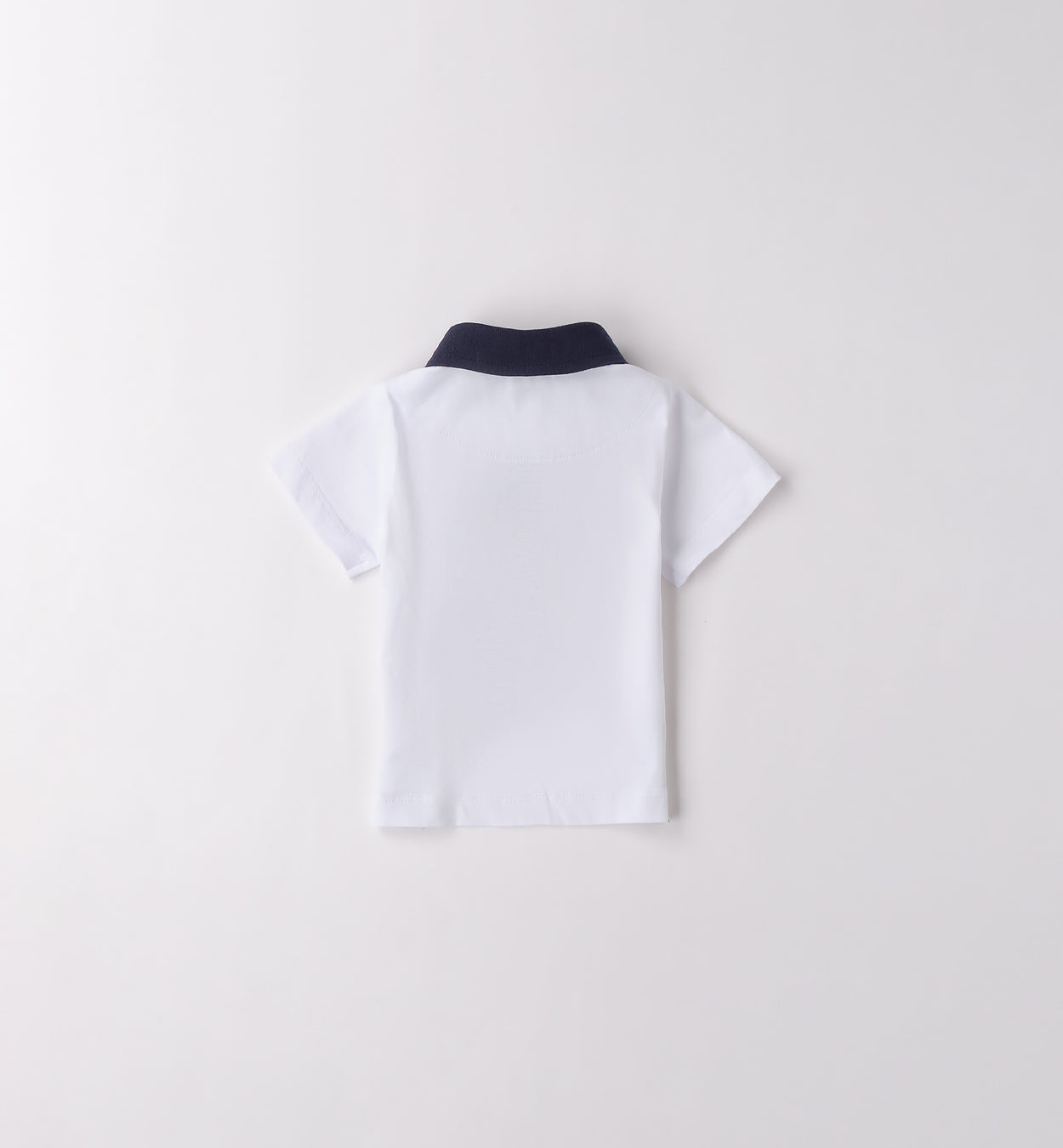 Salopette blu con camicia bianca per bambino, abbigliamento casual chic.