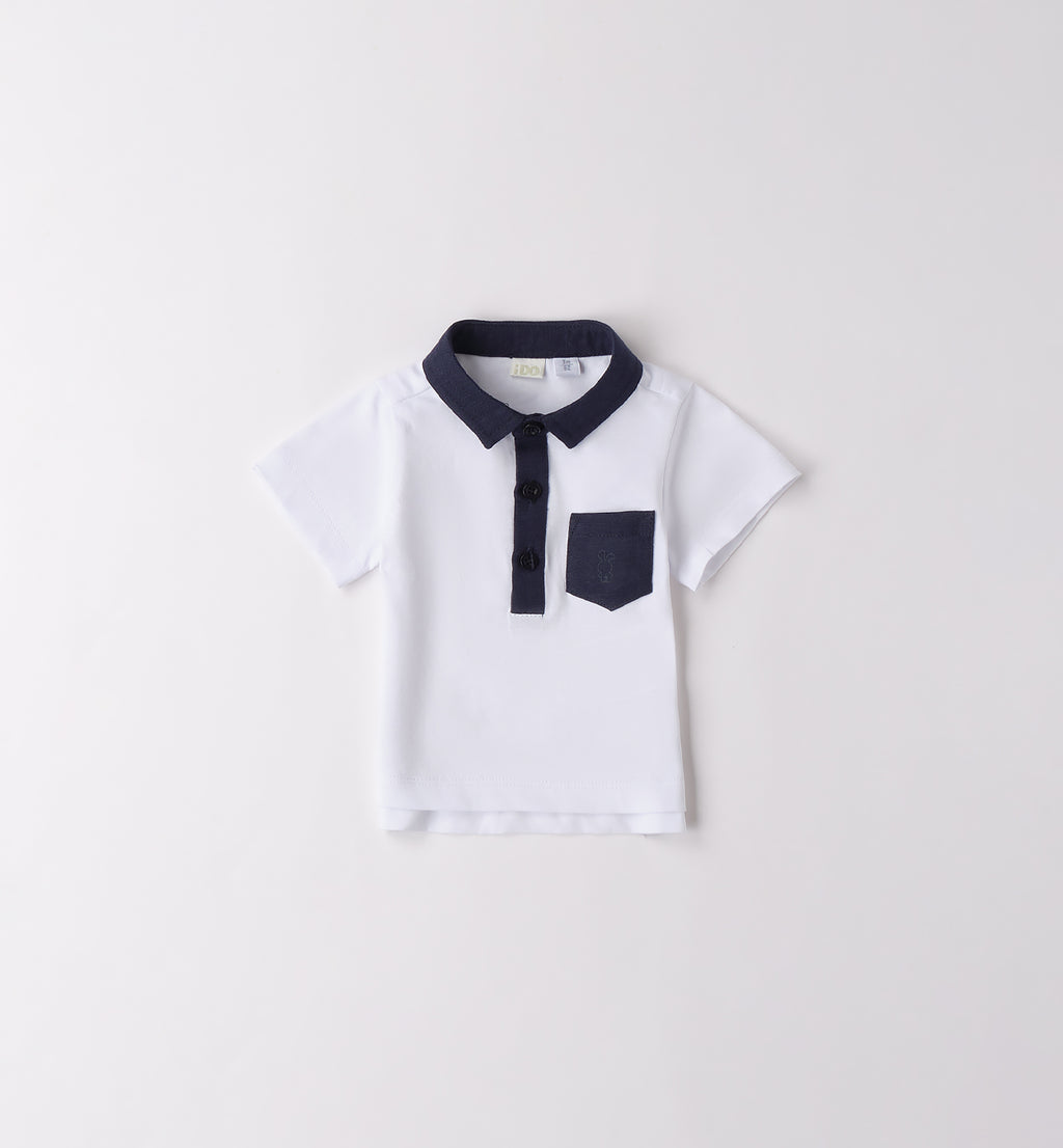 Salopette blu con camicia bianca per bambino, abbigliamento casual chic.