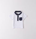 Salopette blu con camicia bianca per bambino, abbigliamento casual chic.