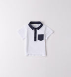 Salopette blu con camicia bianca per bambino, abbigliamento casual chic.
