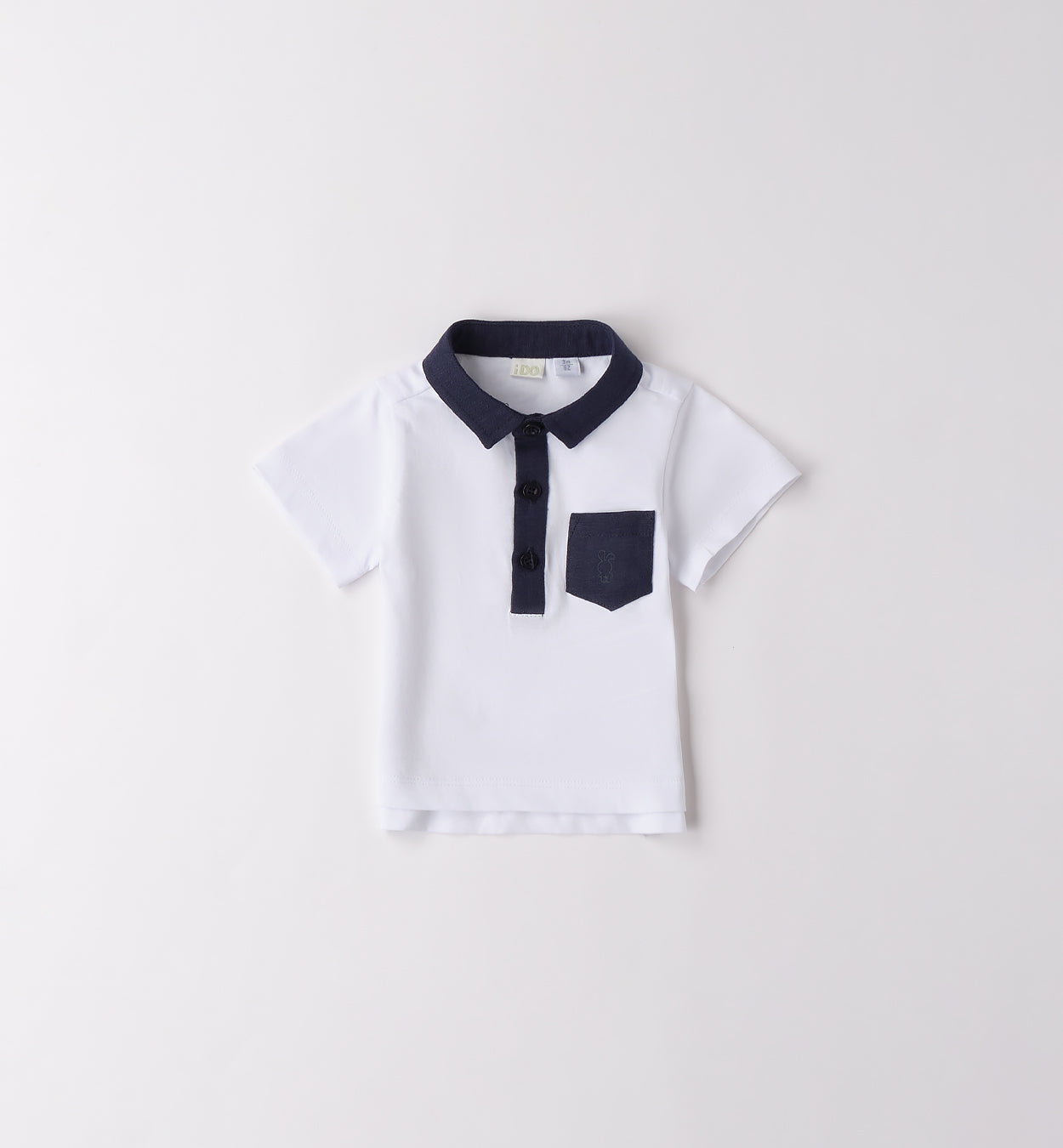 Salopette blu con camicia bianca per bambino, abbigliamento casual chic.