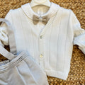 Completo battesimo bimbo con cardigan panna, camicia e bermuda beige con bretelle