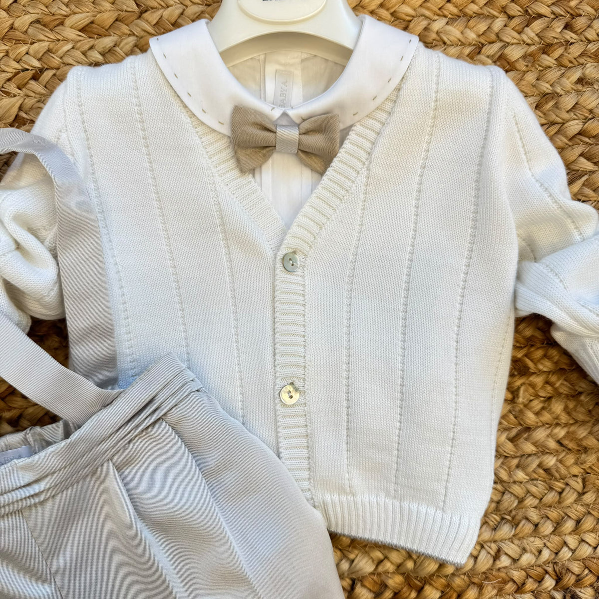 Completo battesimo bimbo con cardigan panna, camicia e bermuda beige con bretelle