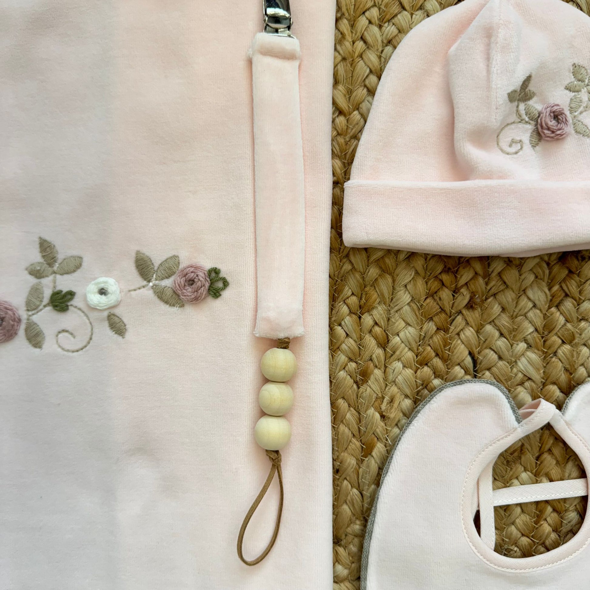 porta ciuccio in ciniglia rosa coordinato al corredino