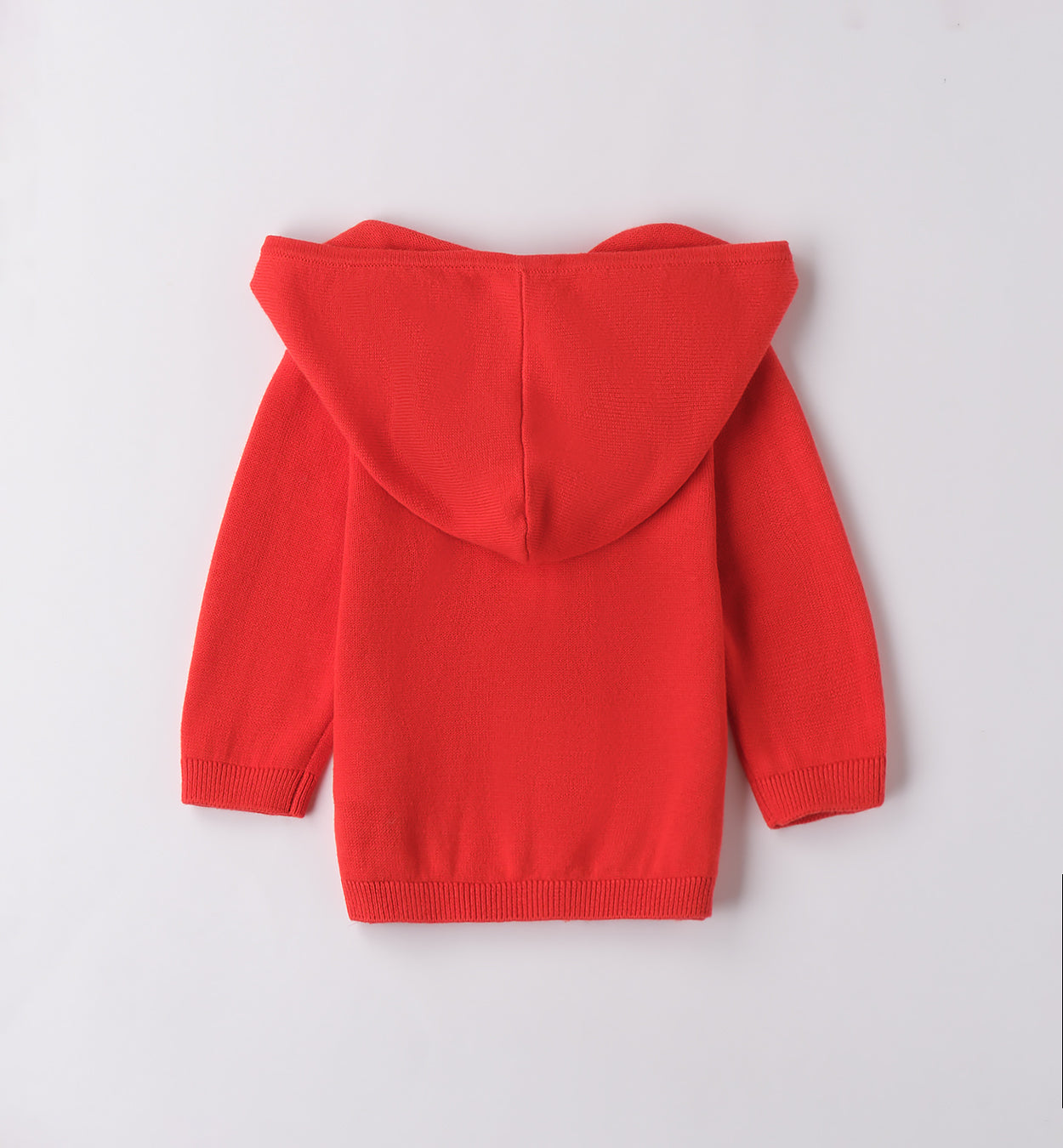 Giacca rossa con cappuccio, t-shirt con dinosauro e jeans blu per bambino, abbigliamento casual.