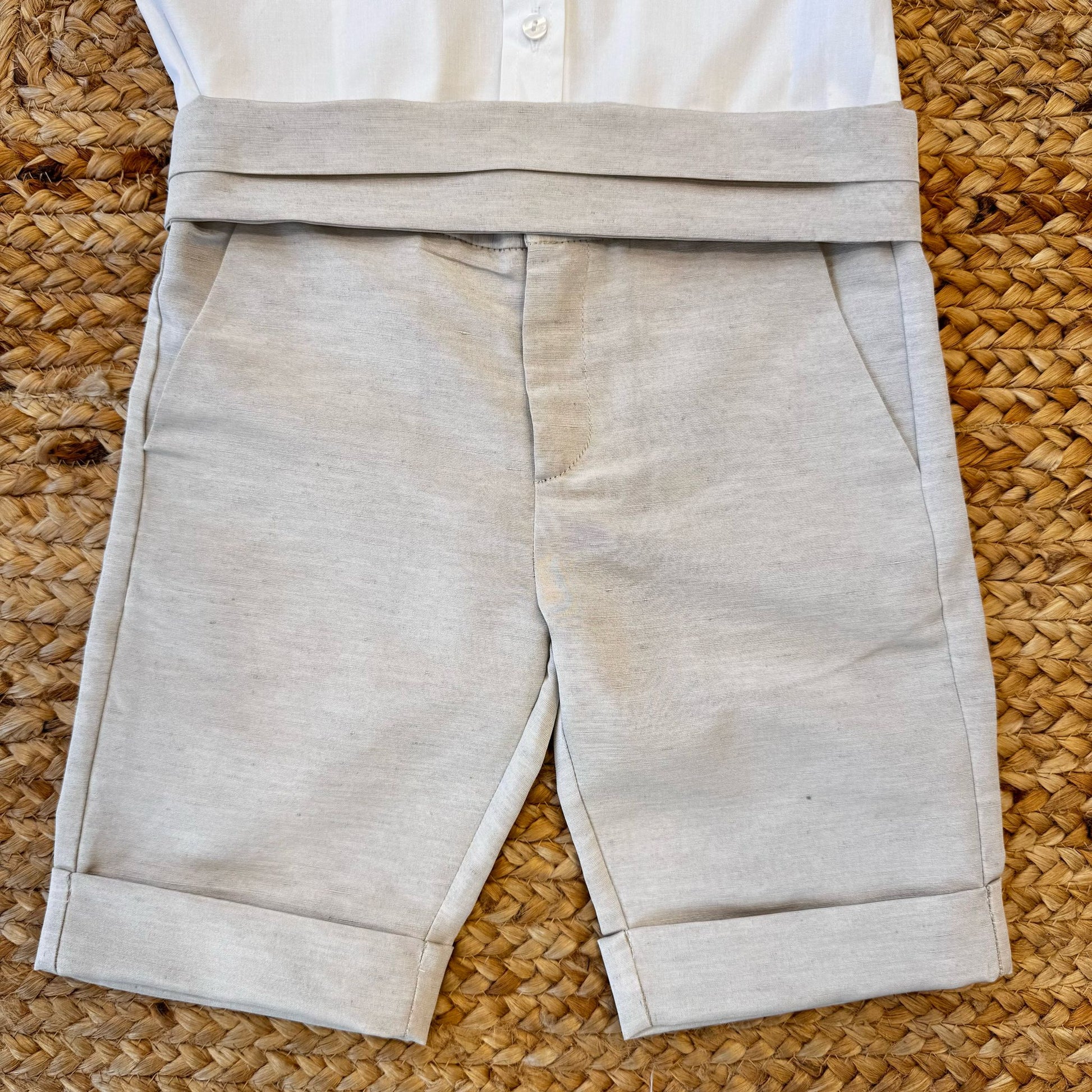 Pantaloncini da cerimonia bambino beige con dettagli sartoriali