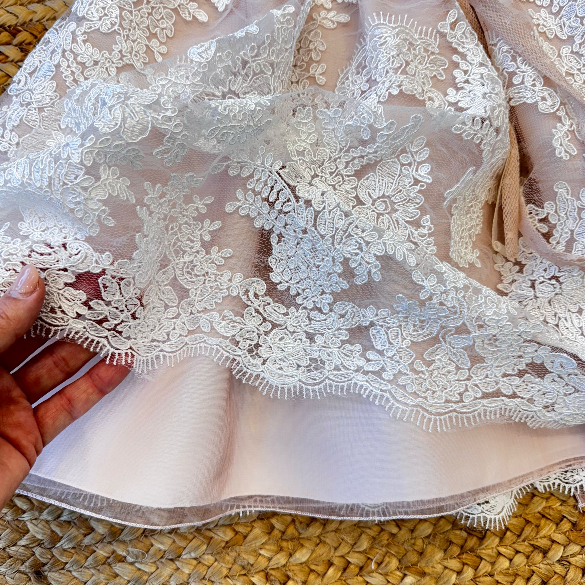 Gonna in tulle ricamato con base rosa e bordi smerlati