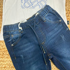  particolare dei jeans blu con coulisse e tasche laterali