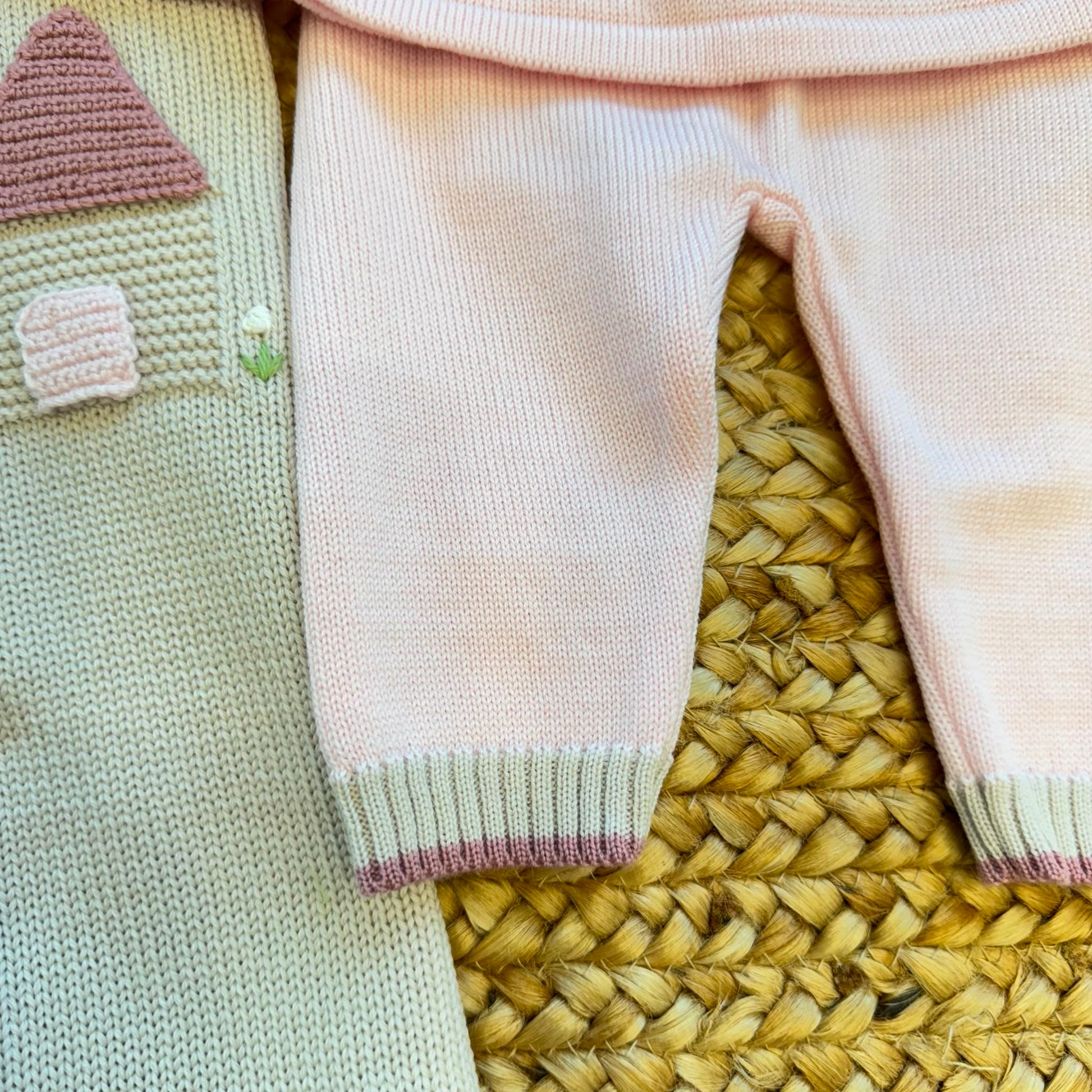 Copertina neonata in pura lana rosa, latte e beige con coordinato nascita Made in Italy.