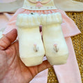 Uscita clinica neonata in pura lana con copertina ricamata nei colori latte, rosa cipria e beige Mars Made in Italy.