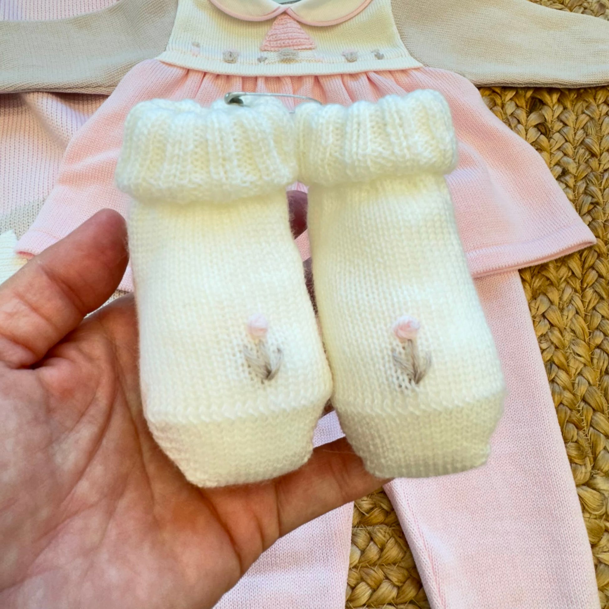 Uscita clinica neonata in pura lana con copertina ricamata nei colori latte, rosa cipria e beige Mars Made in Italy.
