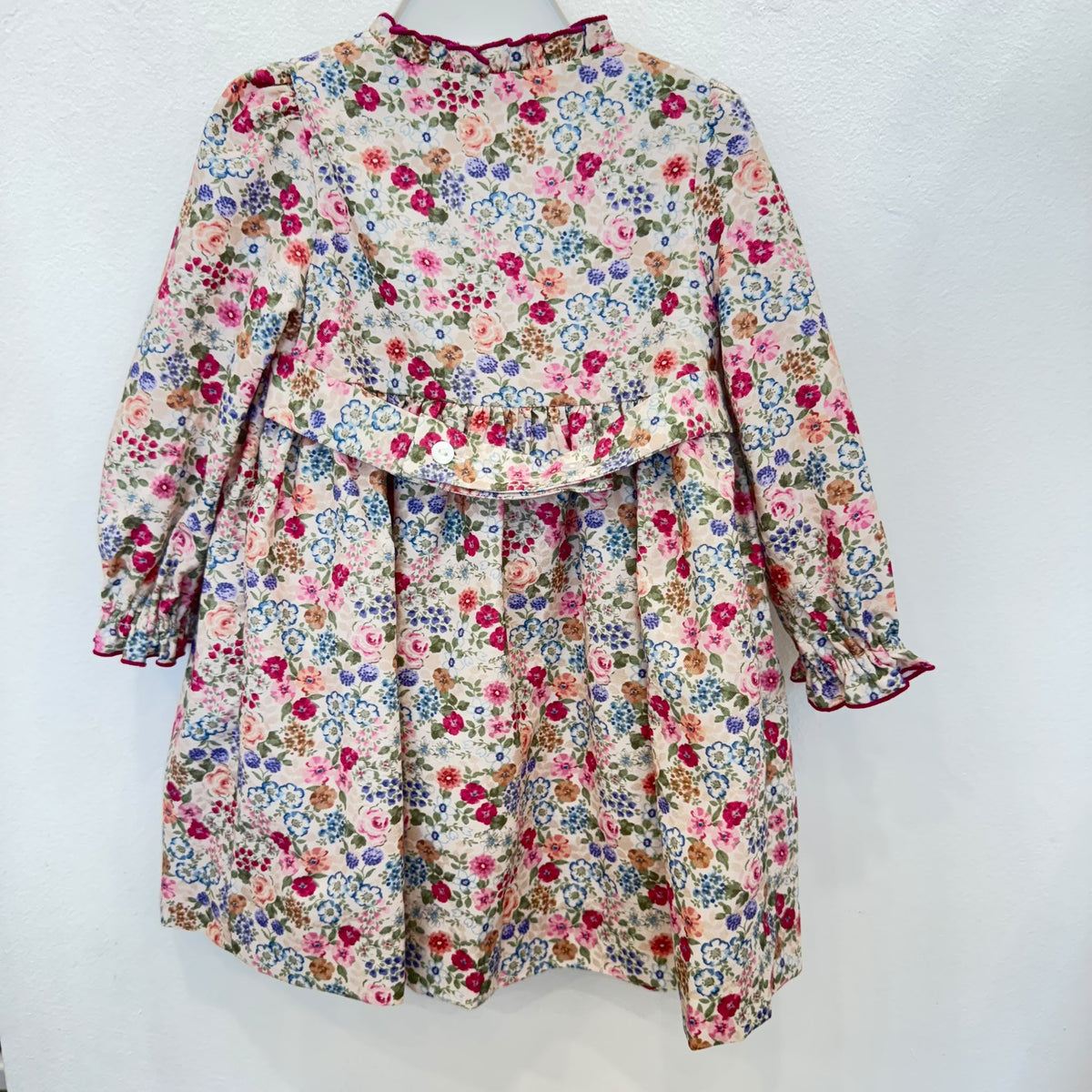 Abito bambina floreale in cotone con punto smock, colletto arricciato e dettagli bordeaux Kidivi.