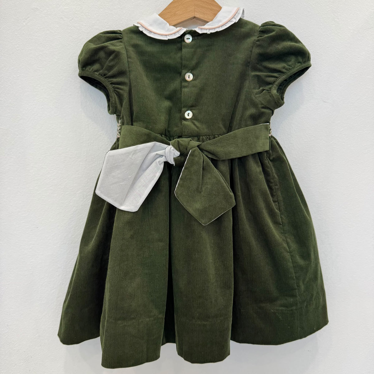 Abito bimba velluto millerighe verde con punto smock e colletto bianco